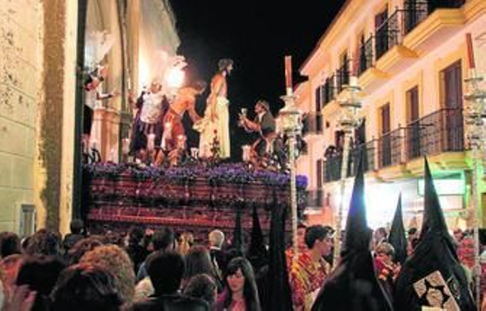 Salida del paso del Cristo de la Salud del templo parroquial de Santo Domingo de Guzmán en Lepe.