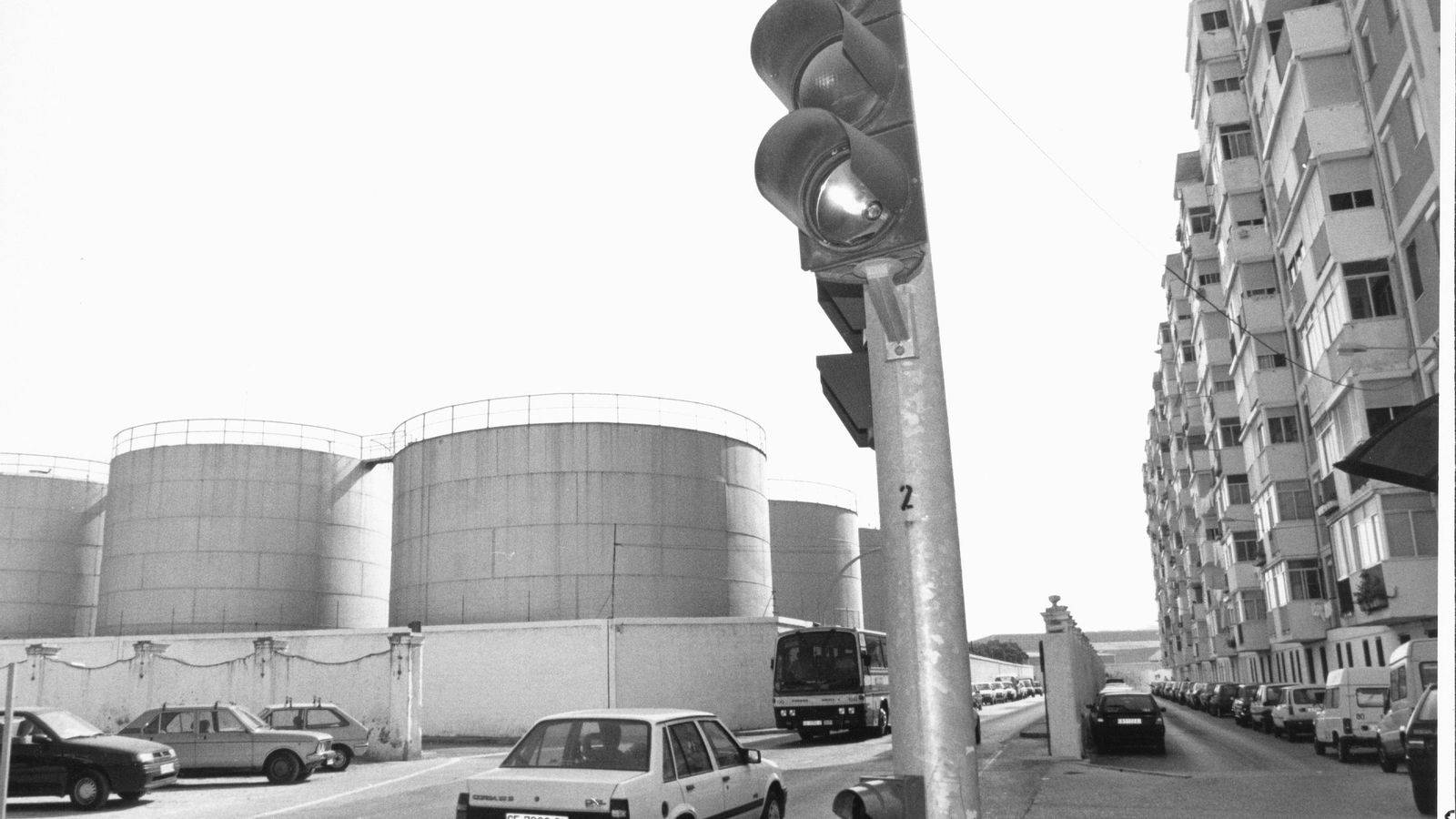Ronda de Vigilancia estaba emparedada entre los muros de Zona Franca y a la derecha la espalda de Plus Ultra