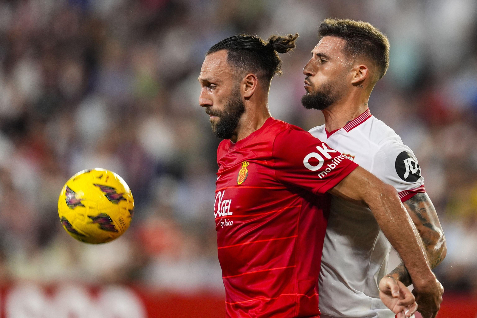 Gudelj encima a Muriqi en el Sevilla-Mallorca. Gudelj encima a Muriqi en el Sevilla-Mallorca.