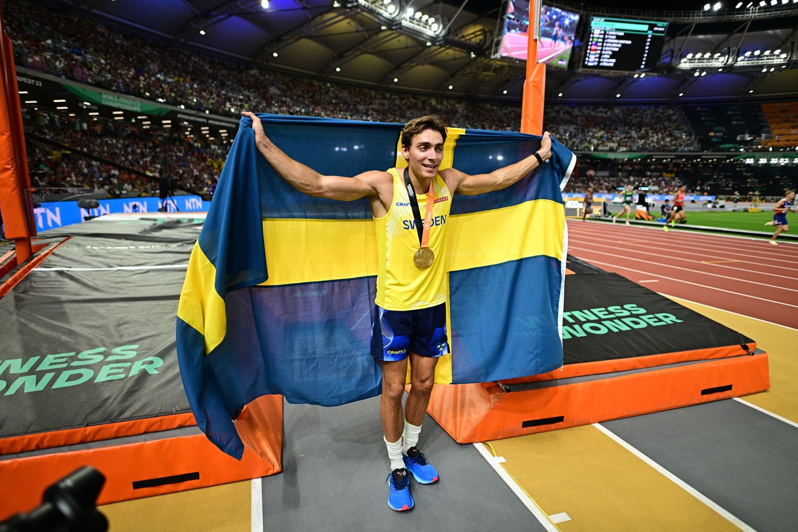 Duplantis celebra con la bandera de Suecia uno de sus triunfos.