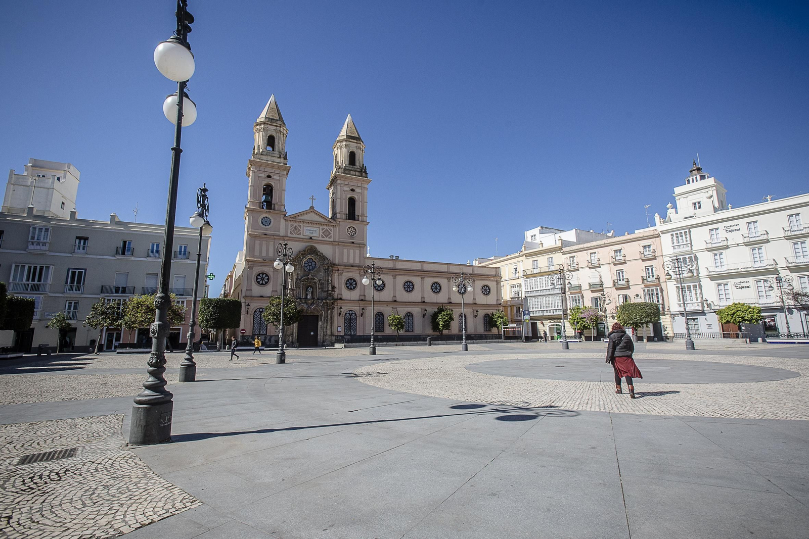Imágenes del estado de alarma en Cádiz por el coronavirus durante la mañana de hoy.