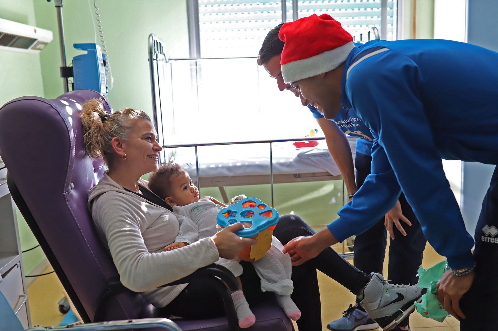Enrega de regalos a los niños del Hospital del Xerez DFC