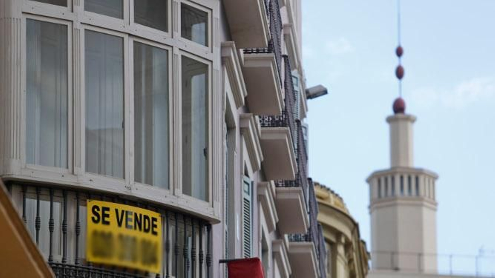 Un cartel de 'Se vende' en un piso de la calle Larios.