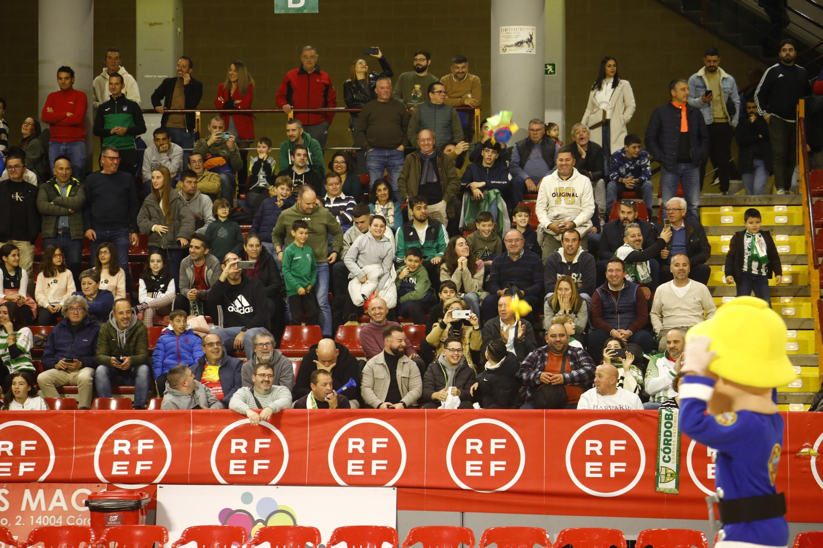 Las mejores fotos de un Córdoba Futsal - Valdepeñas con marcado carácter solidario