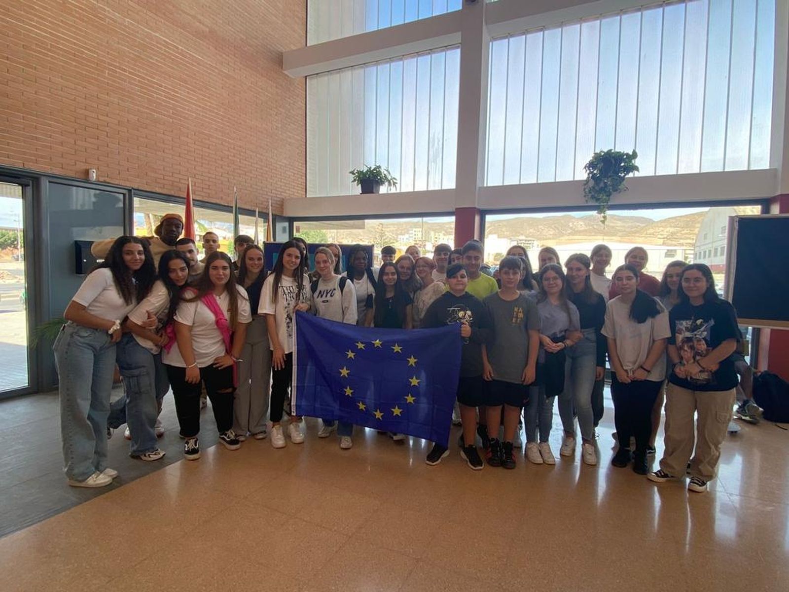 Los estudiantes belgas han sido los primeros en visitar el centro educativo de Vícar.