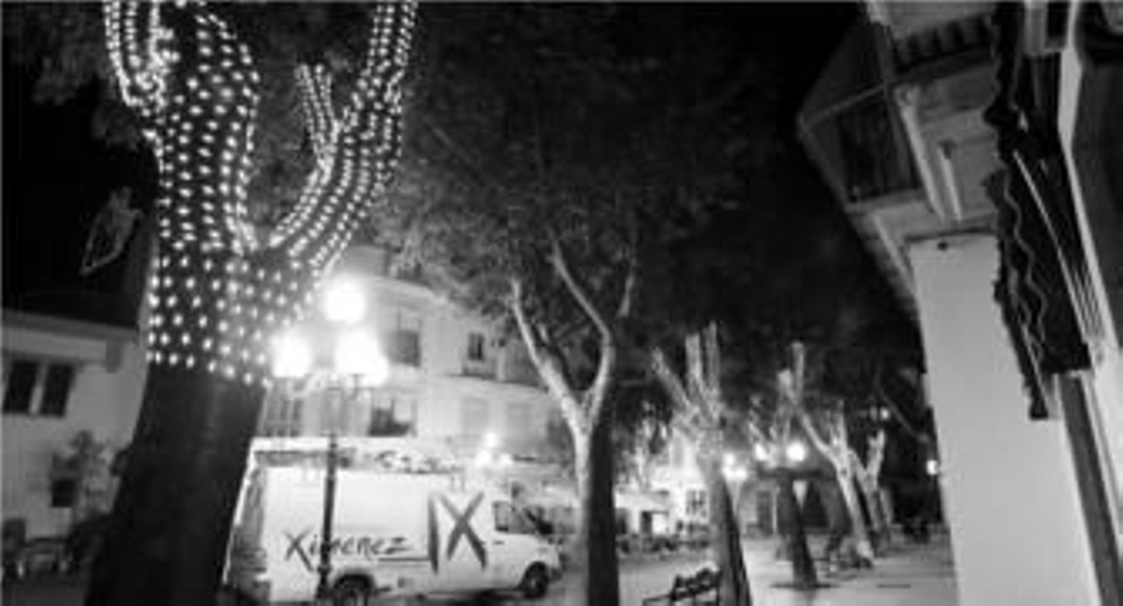 En la imagen, una de las pruebas de alumbrado realizadas por 'Electrificaciones Ximénez' en la plaza Plateros