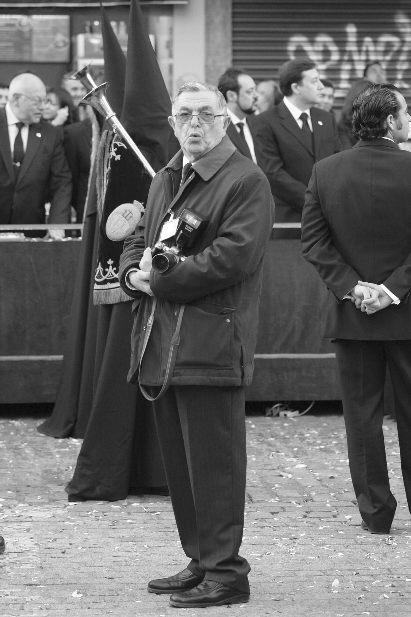 Jesús Martín Cartaya 'cazado' en plena carrera oficial de la Semana Santa.