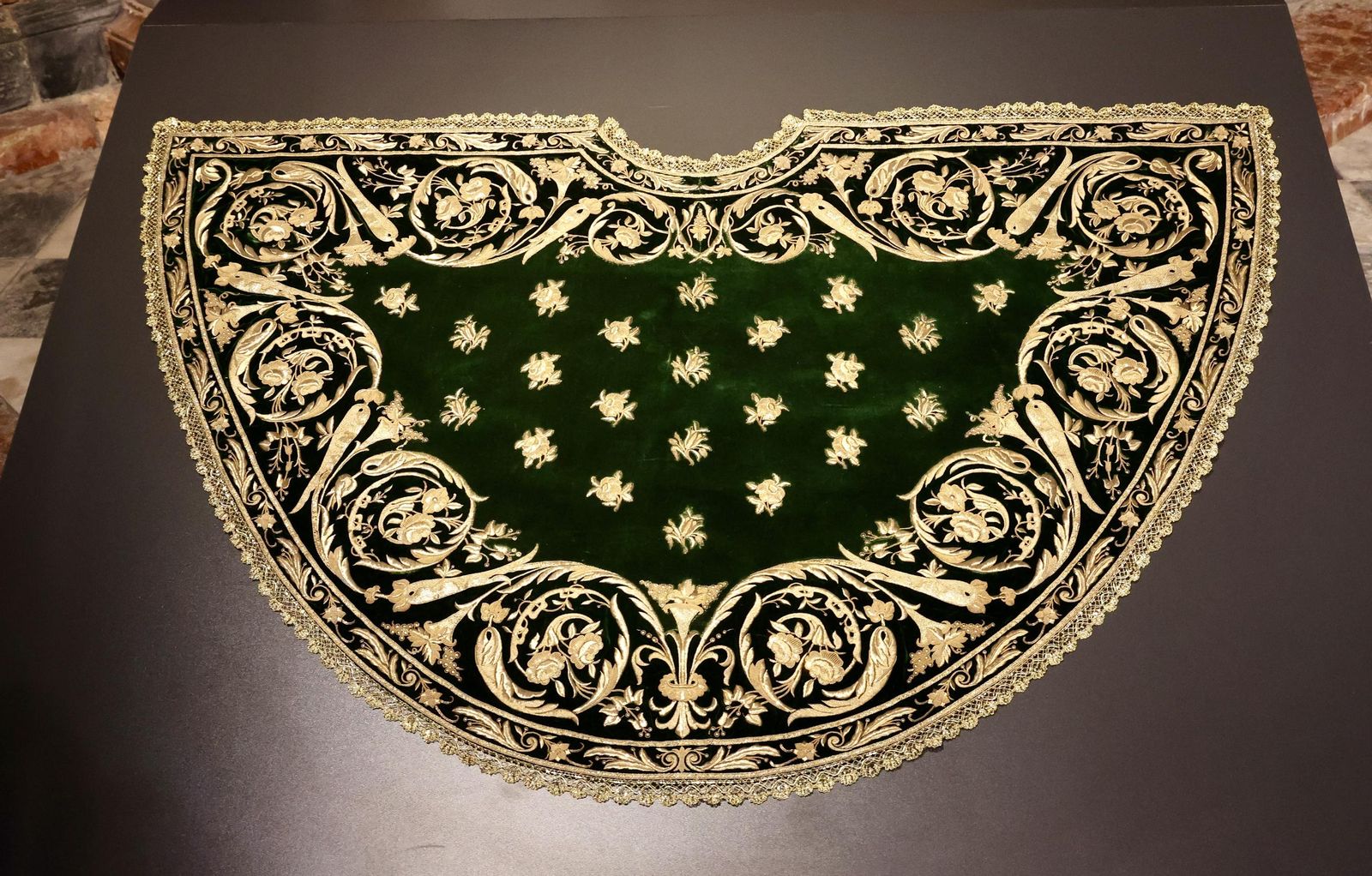 Restauración del manto verde de la Virgen de los Reyes