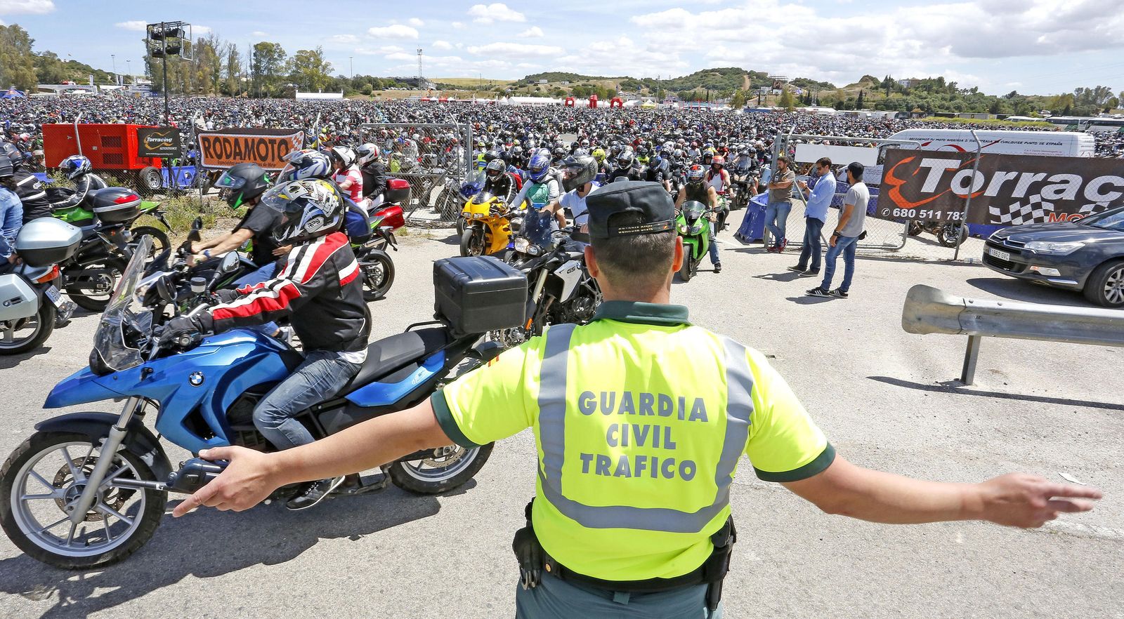 Imagen de archivo de un agente de la Guardia Civil regulando el tráfico en el Circuito de Jerez