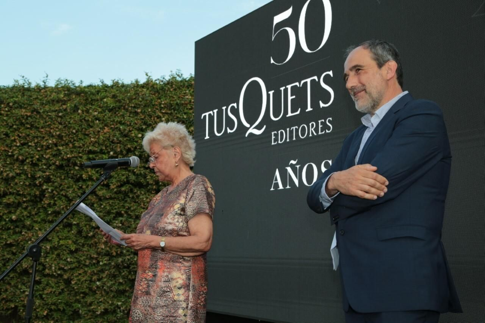 Juan Cerezo junto a Beatriz de Moura en la fiesta de los 50 años de Tusquets.
