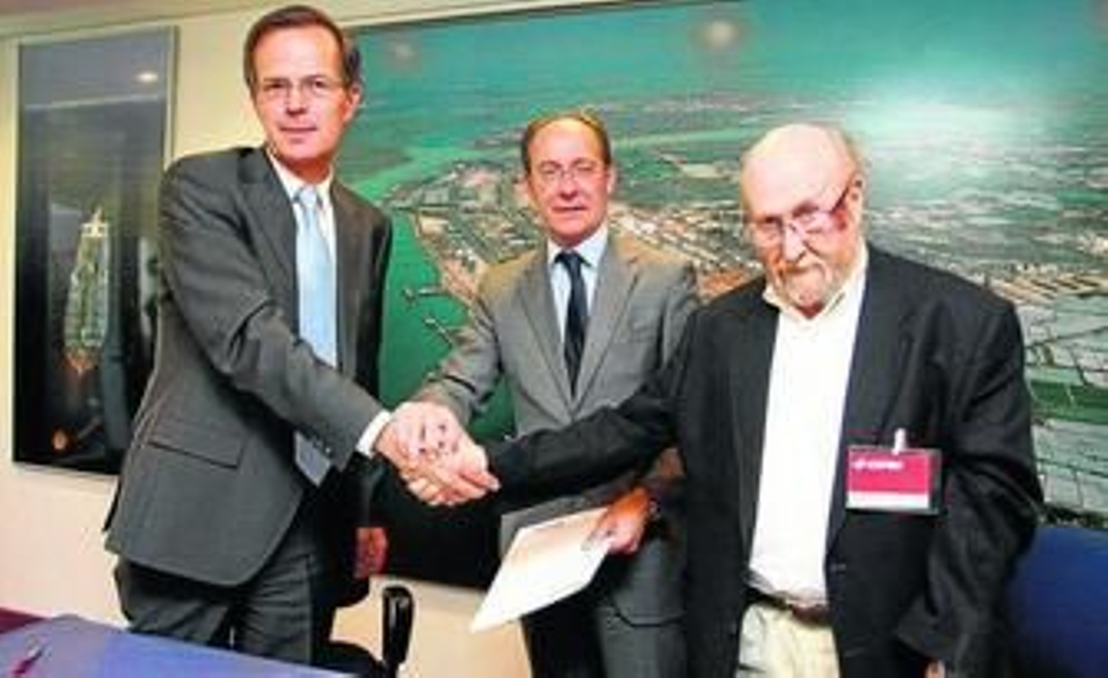 Pedro Miró, José Juan Díaz Trillo y Fernando Hiraldo se estrechan la mano tras firmar el convenio.