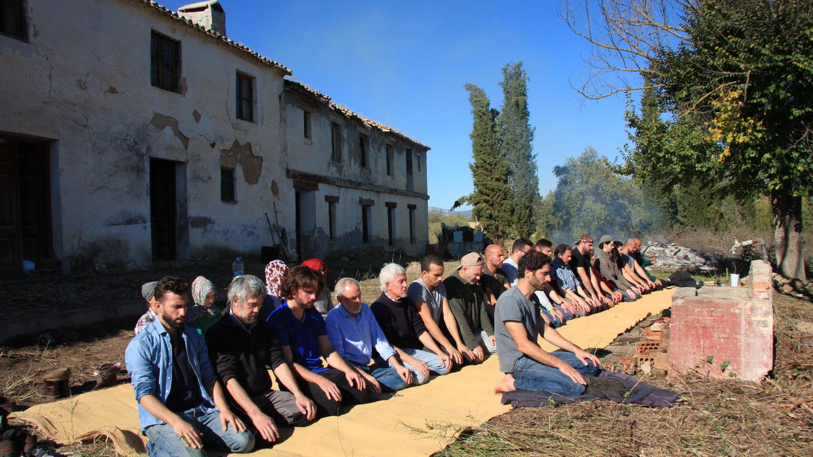 Un momento de la oración en los terrenos.