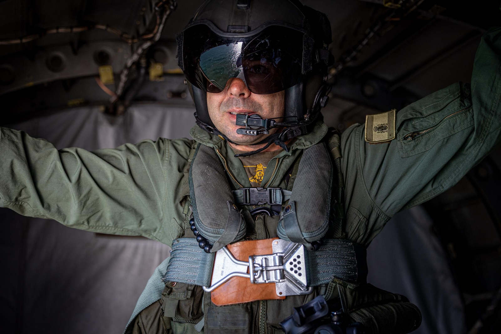 Imágenes del vuelo de despedida de los 'Sea King'  de la Quinta Escuadrilla de la FLOAN de la Armada por la Bahía de Cádiz