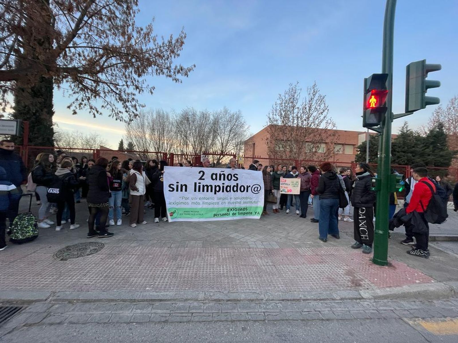 Concentración a las puertas del centro.