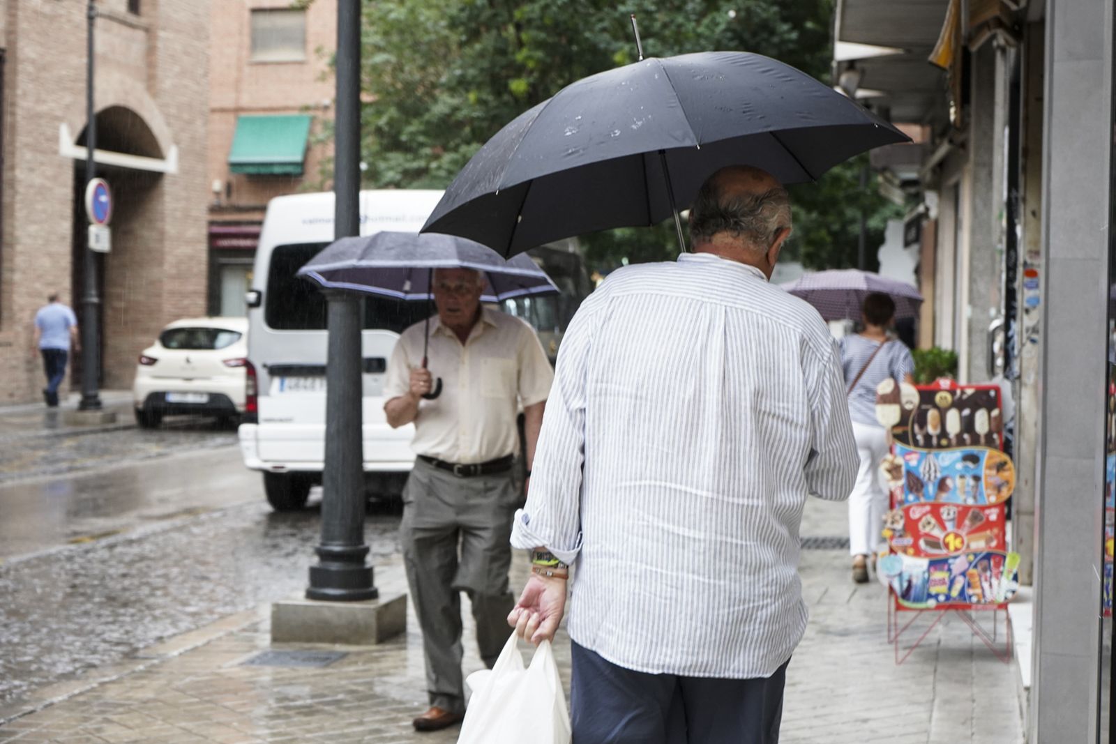 Granada da la bienvenida a un verano pasado por agua