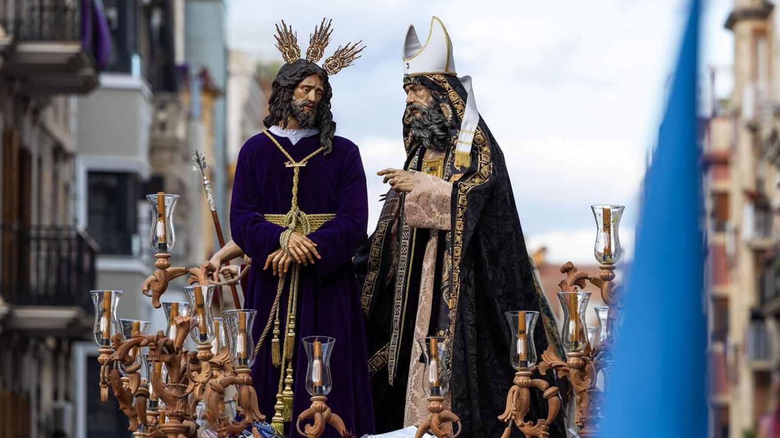 Los cofrades se rinden ante los grandes pasos de misterio del Lunes Santo