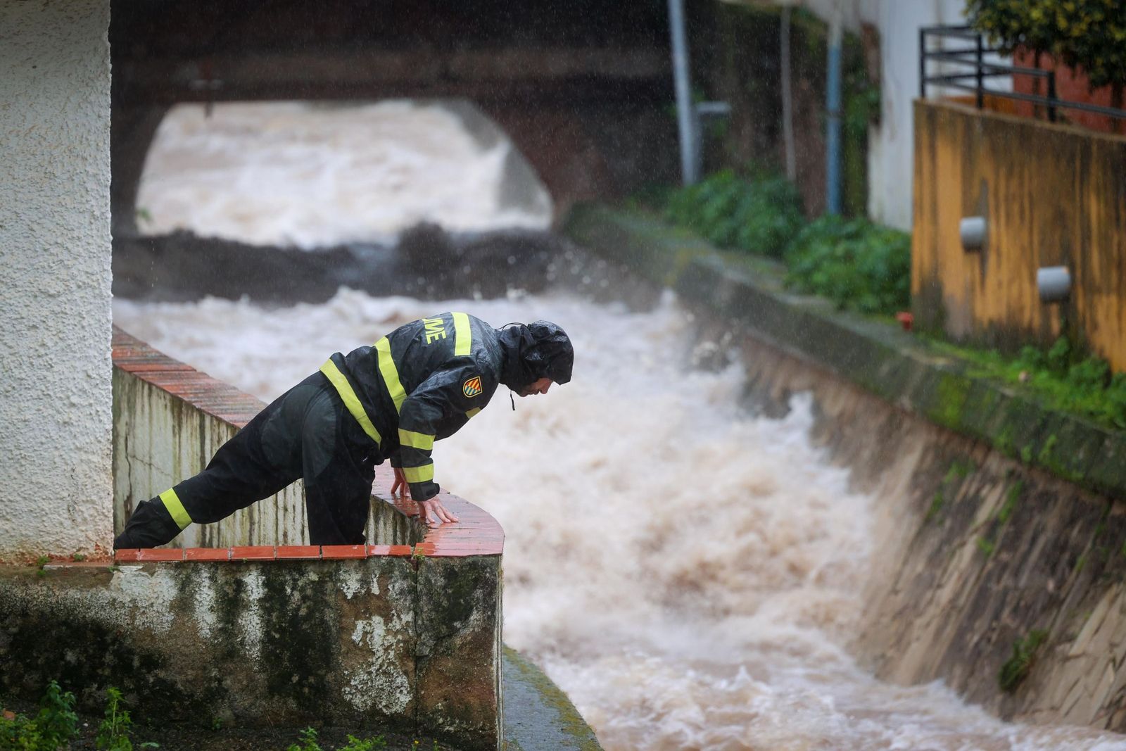 Un miembro de la UME,  controlando la subida del río.