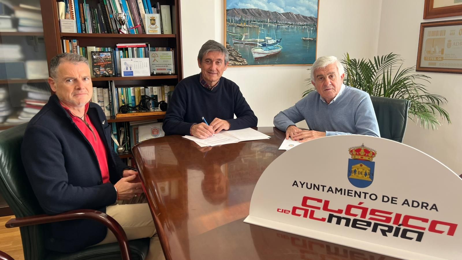 Manuel Cortés en la firma del convenio de colaboración.