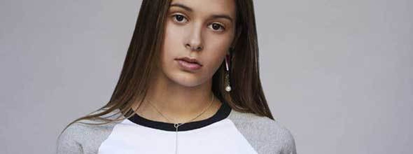 Dora Bosé con una de las creaciones de David Delfín.