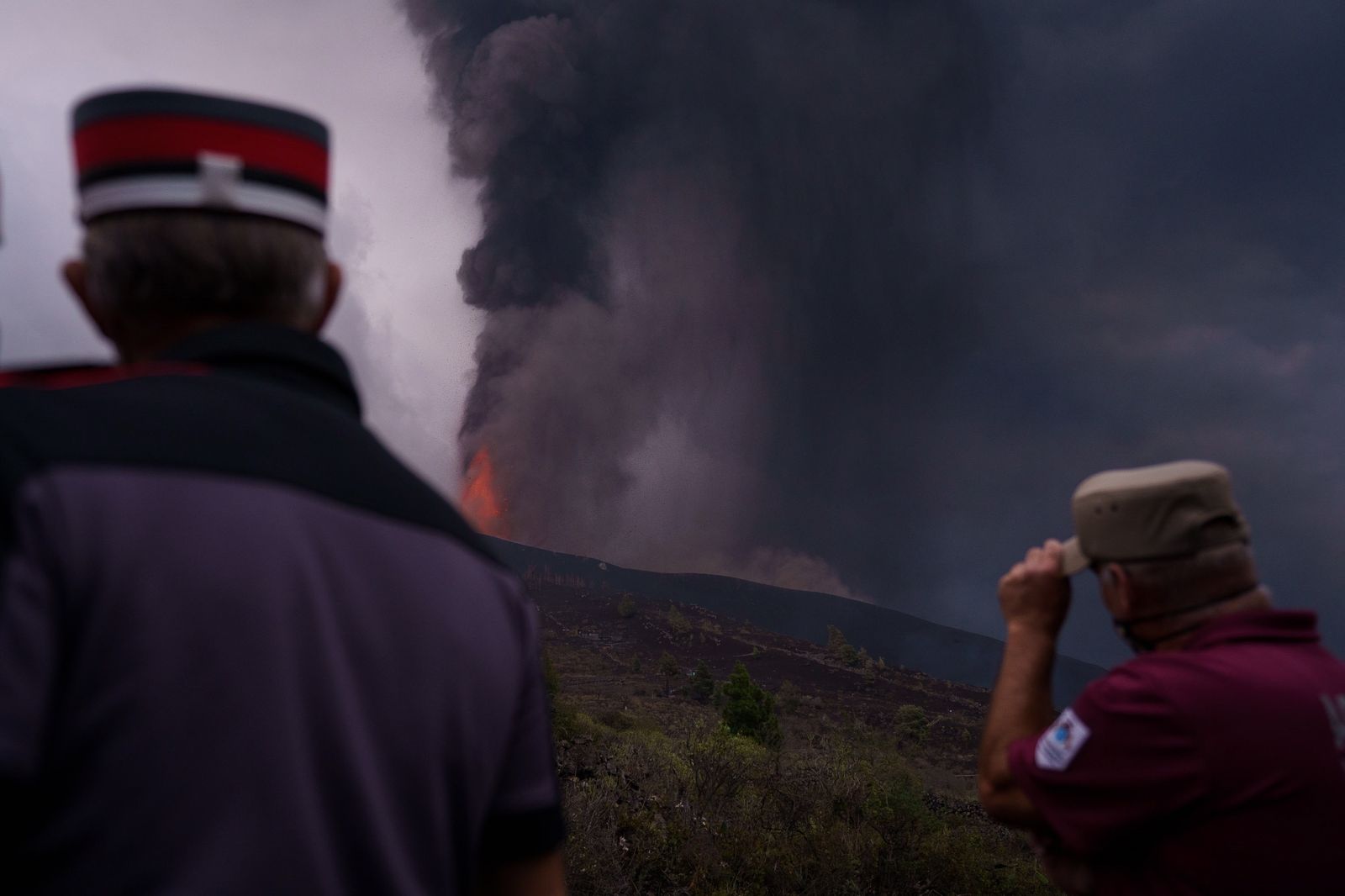 La Palma mira resignada un día más los estragos del volcán