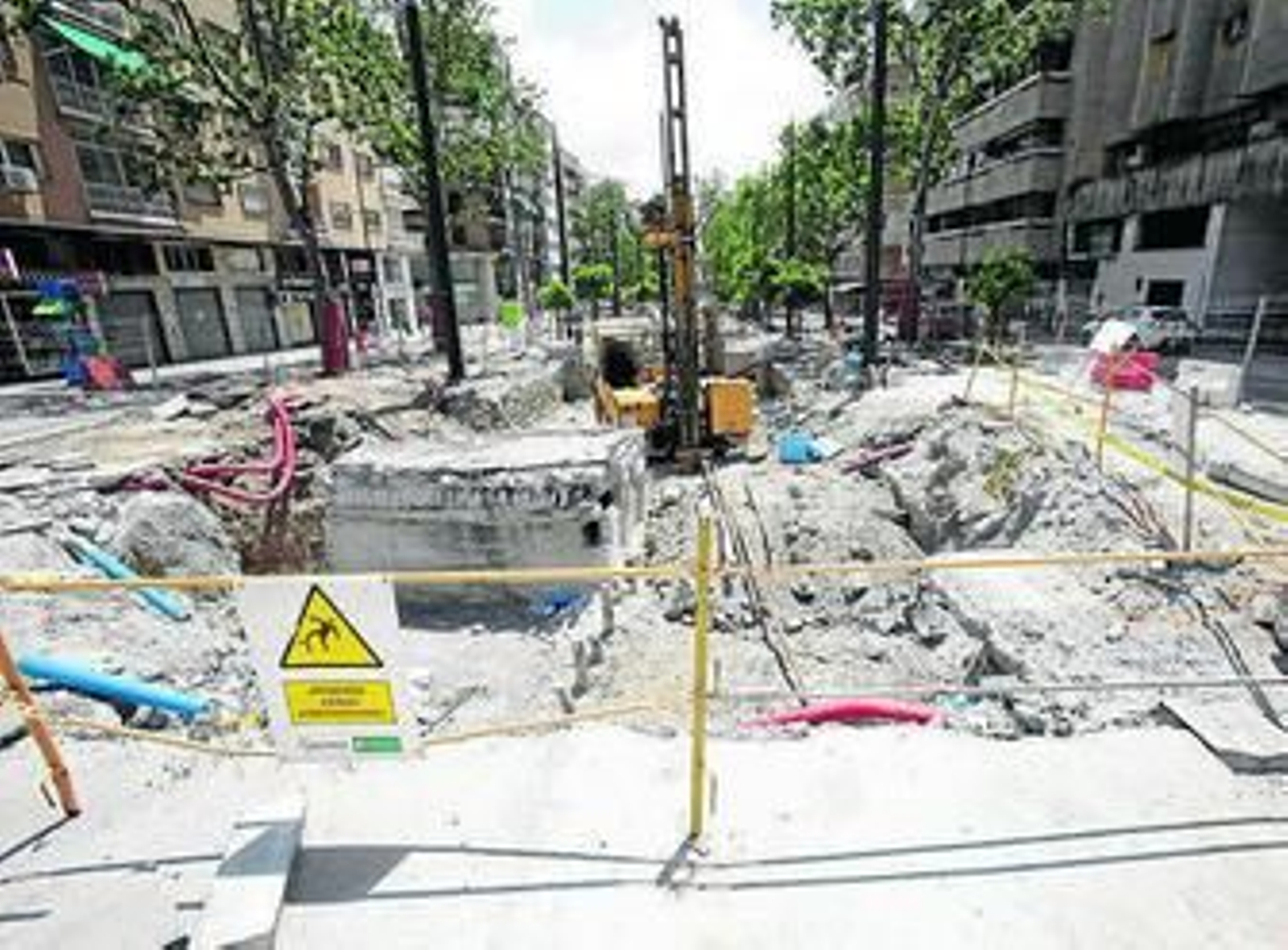 Las obras avanzan en Avenida de Andaluces hasta la puerta de Renfe.