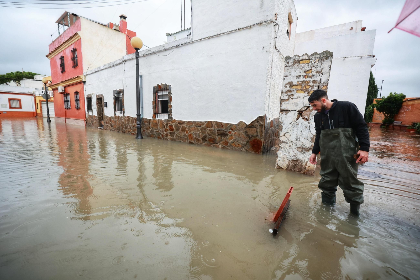 Imágenes de calles inundadas y vecinos achicando agua en San Fernando