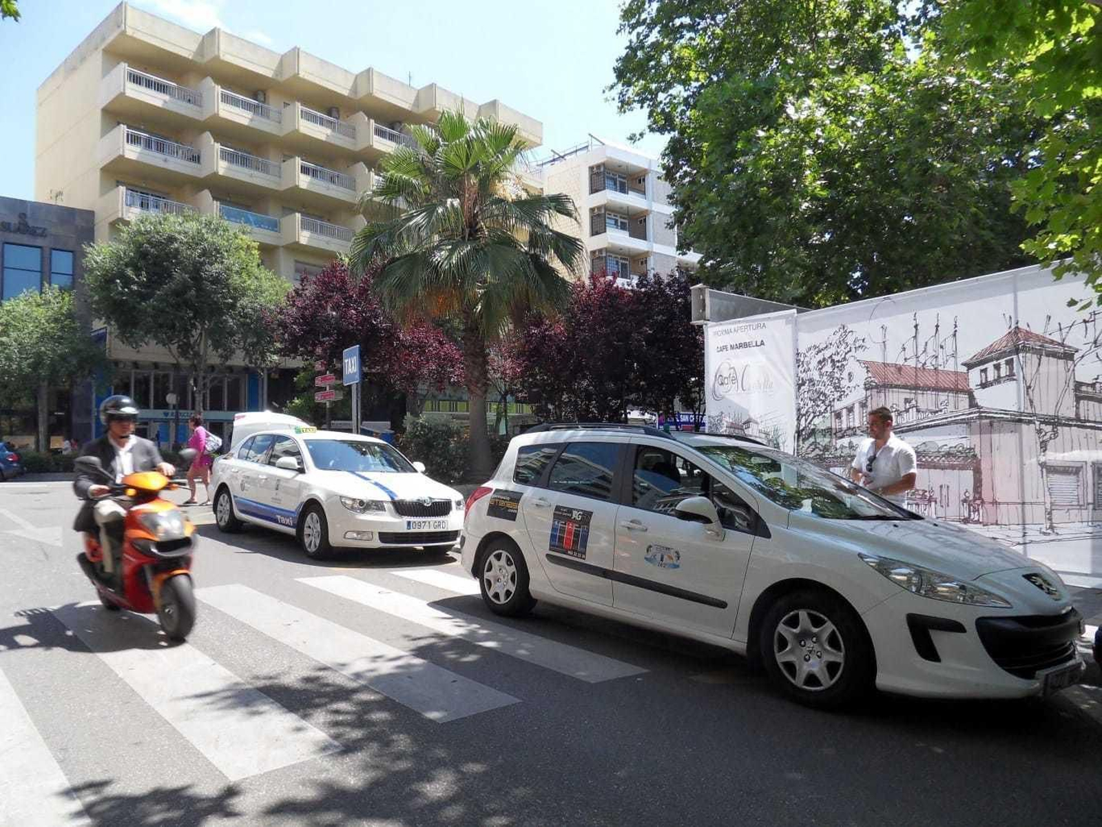 Taxis en una parada de Marbella.