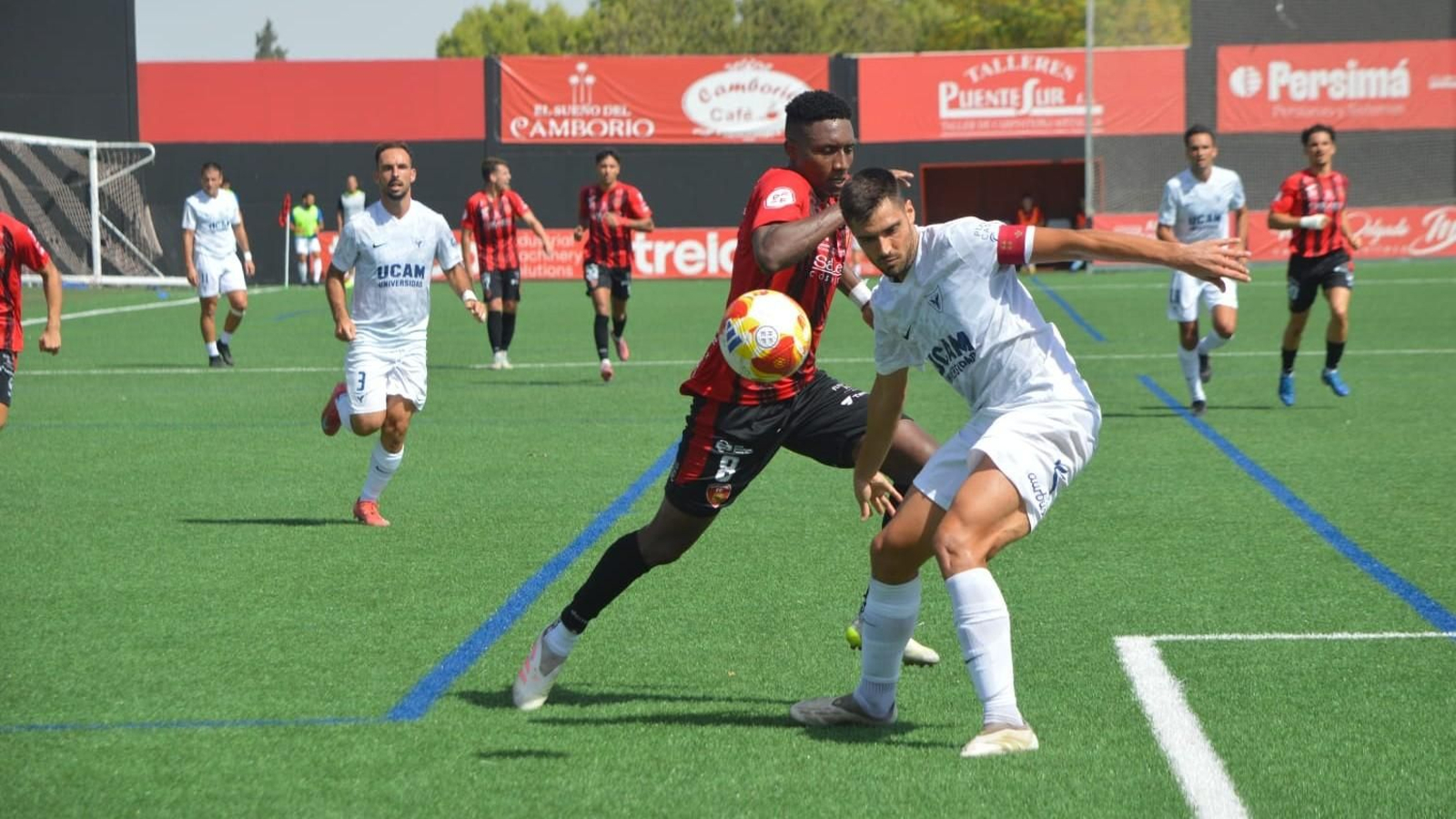 Carlos Ramírez pugna el balón con Javi Ramírez.