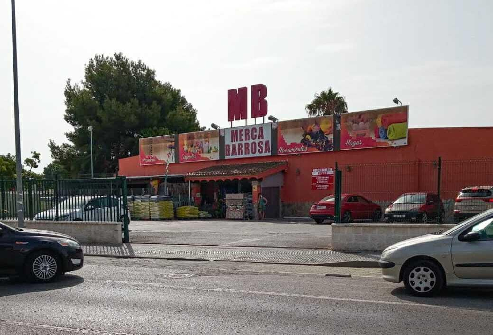 Vista del establecimiento Merca Barrosa, situado en Los Gallos.