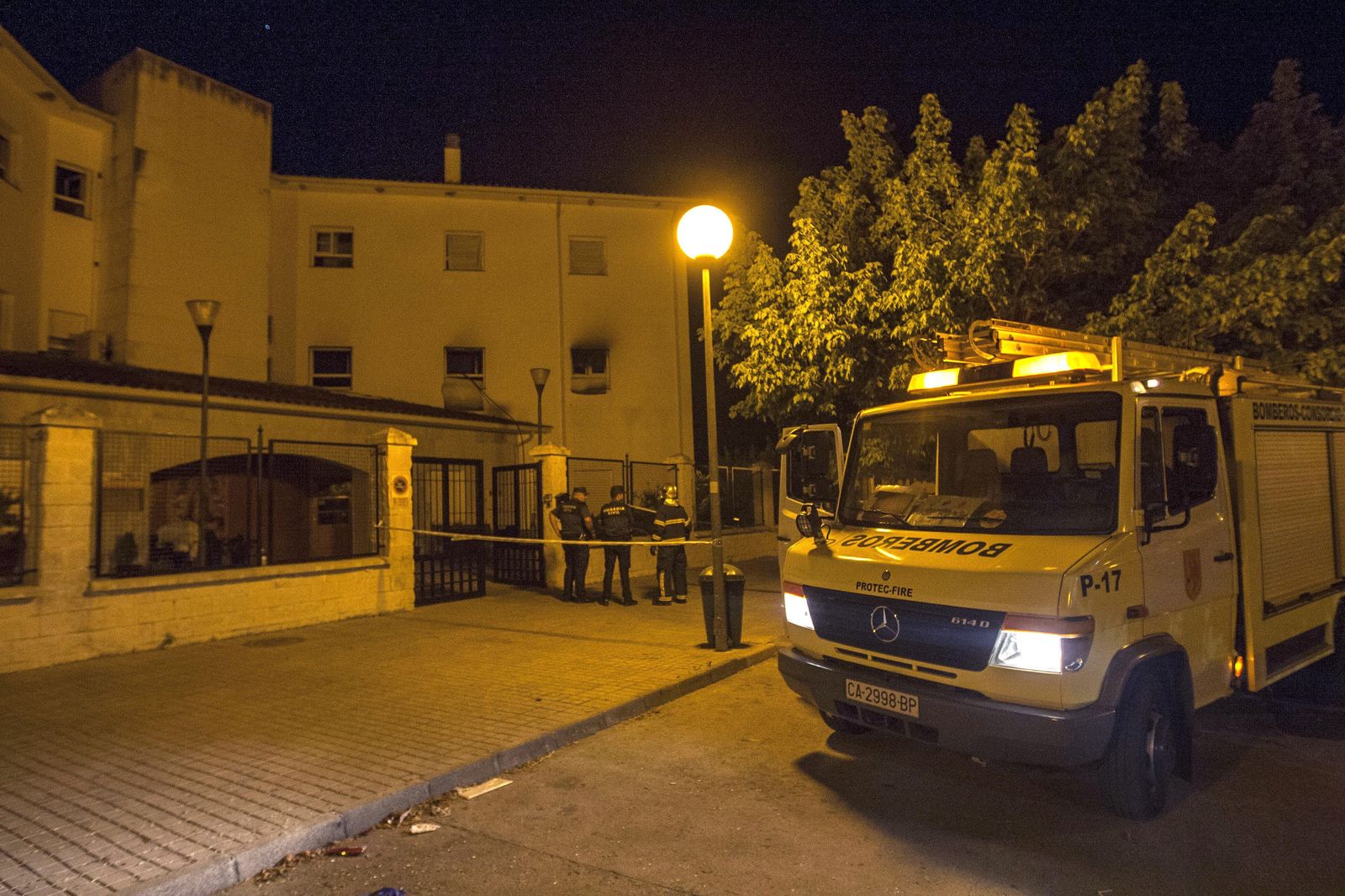 Bomberos, en el exterior de la residencia.