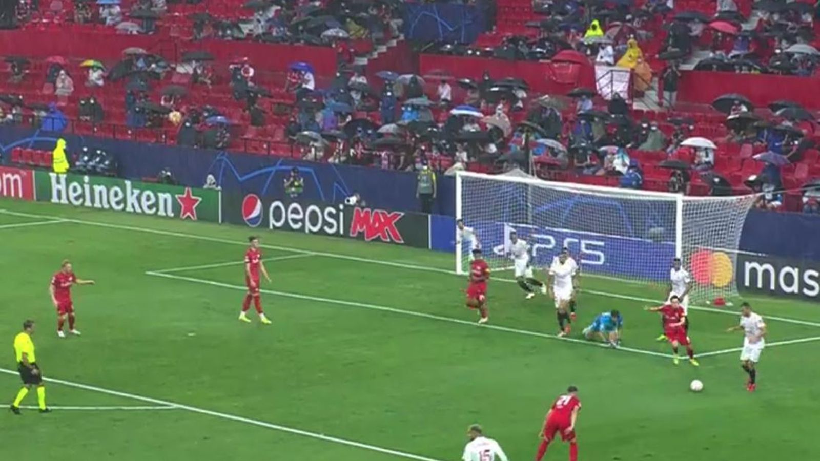 Una imagen de Gol Sur durante el partido.