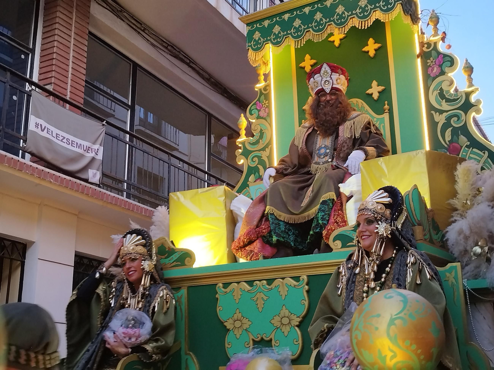 Las calles de Vélez-Málaga se llenan para recibir a los Reyes Magos