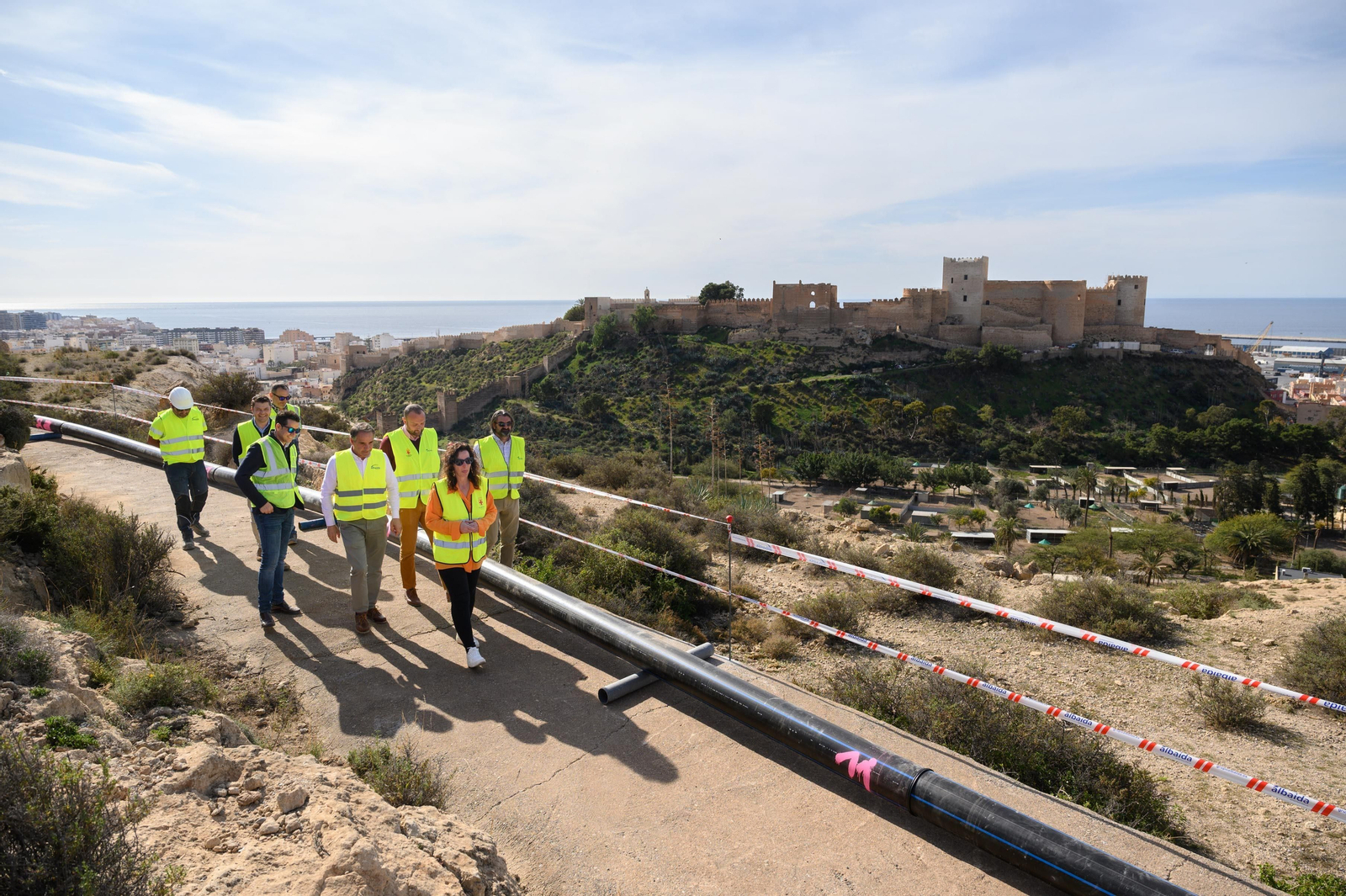La alcaldesa y el concejal de Aguas, junto a técnicos, en su visita a las obras