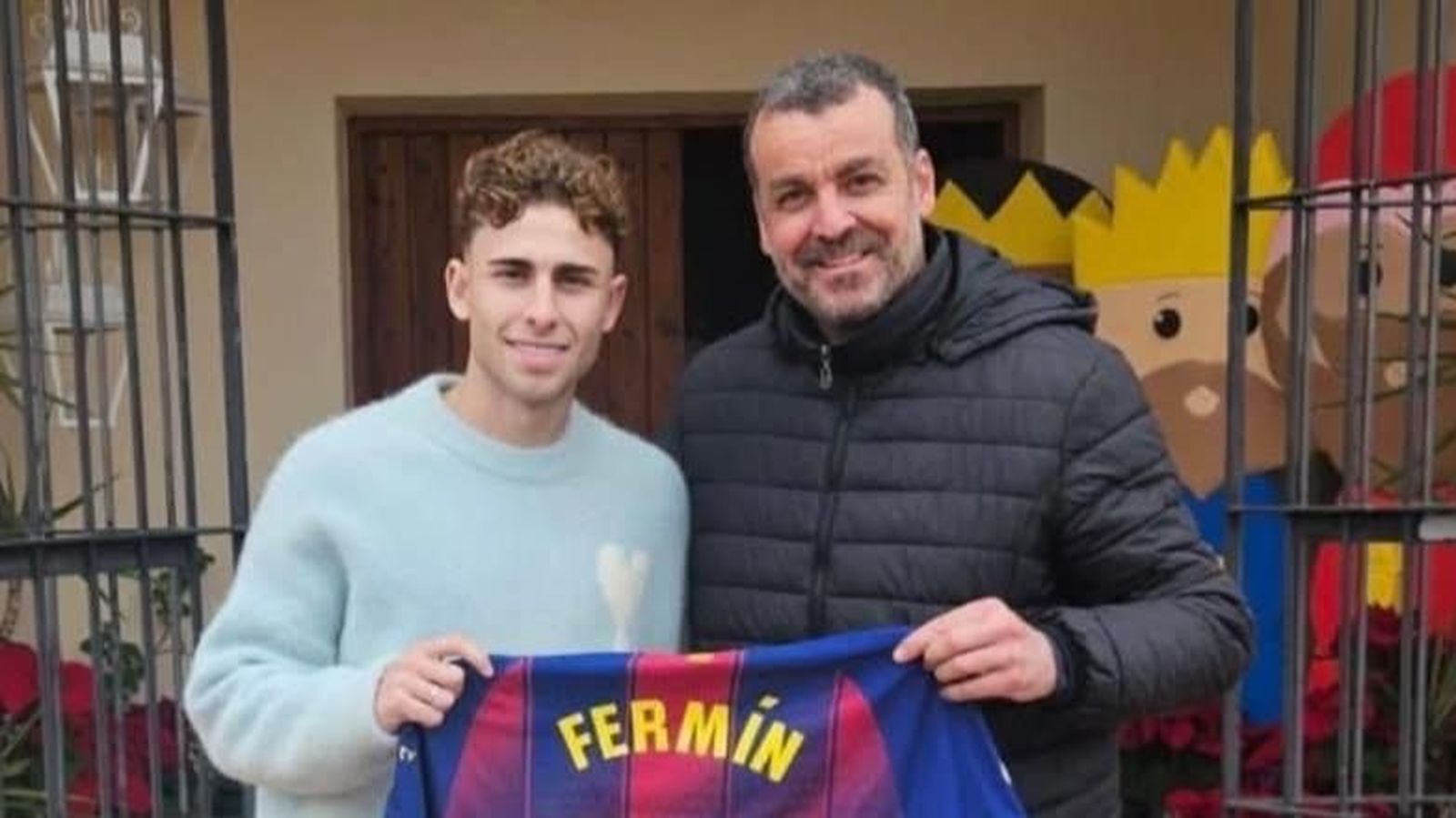 Fermín López hace entrega a su pueblo de una camiseta del FC Barcelona.