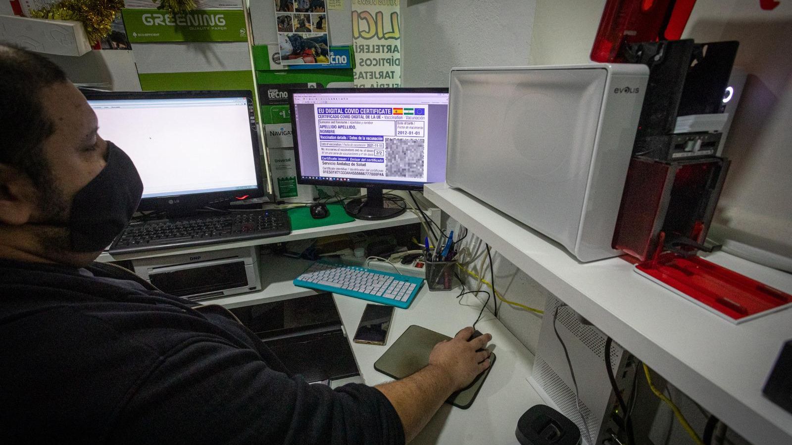 Francisco Javier editando una tarjeta en el ordenador.