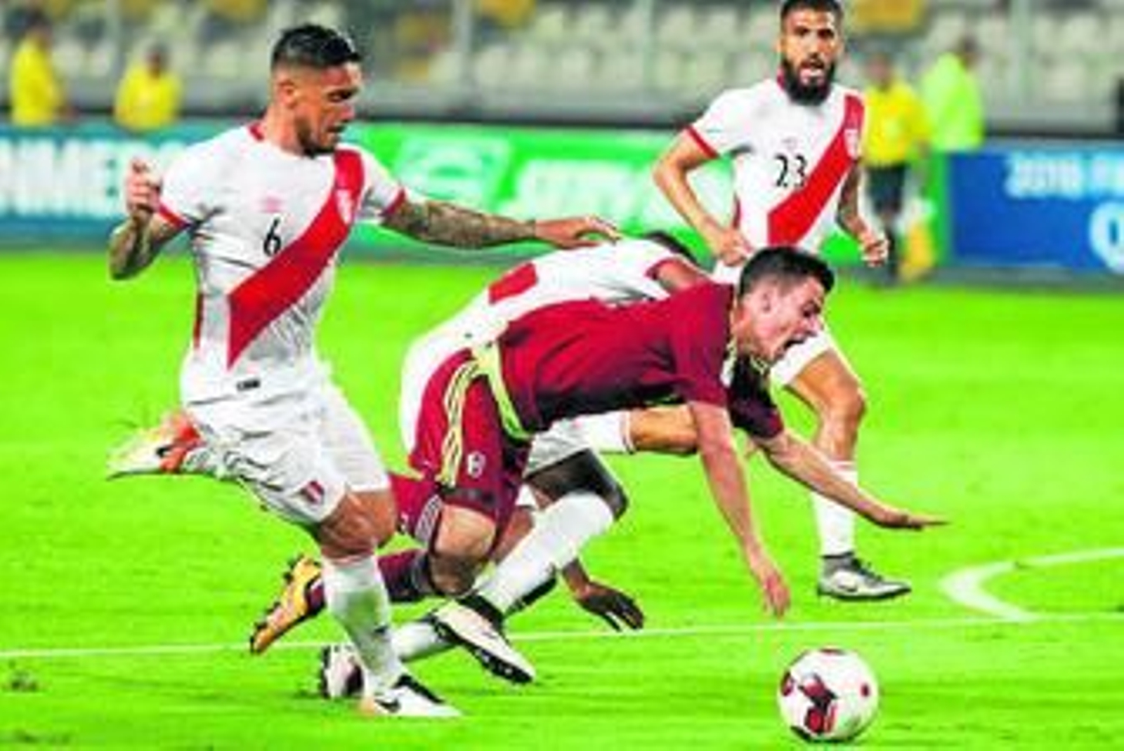 El peruano Vargas presiona al venezolano Juanpi.