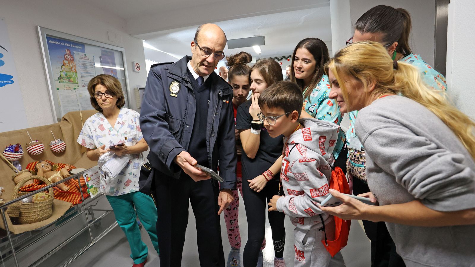 La Policía Nacional de Jerez con los niñ@s hospitalizados en el Hospital Universitario