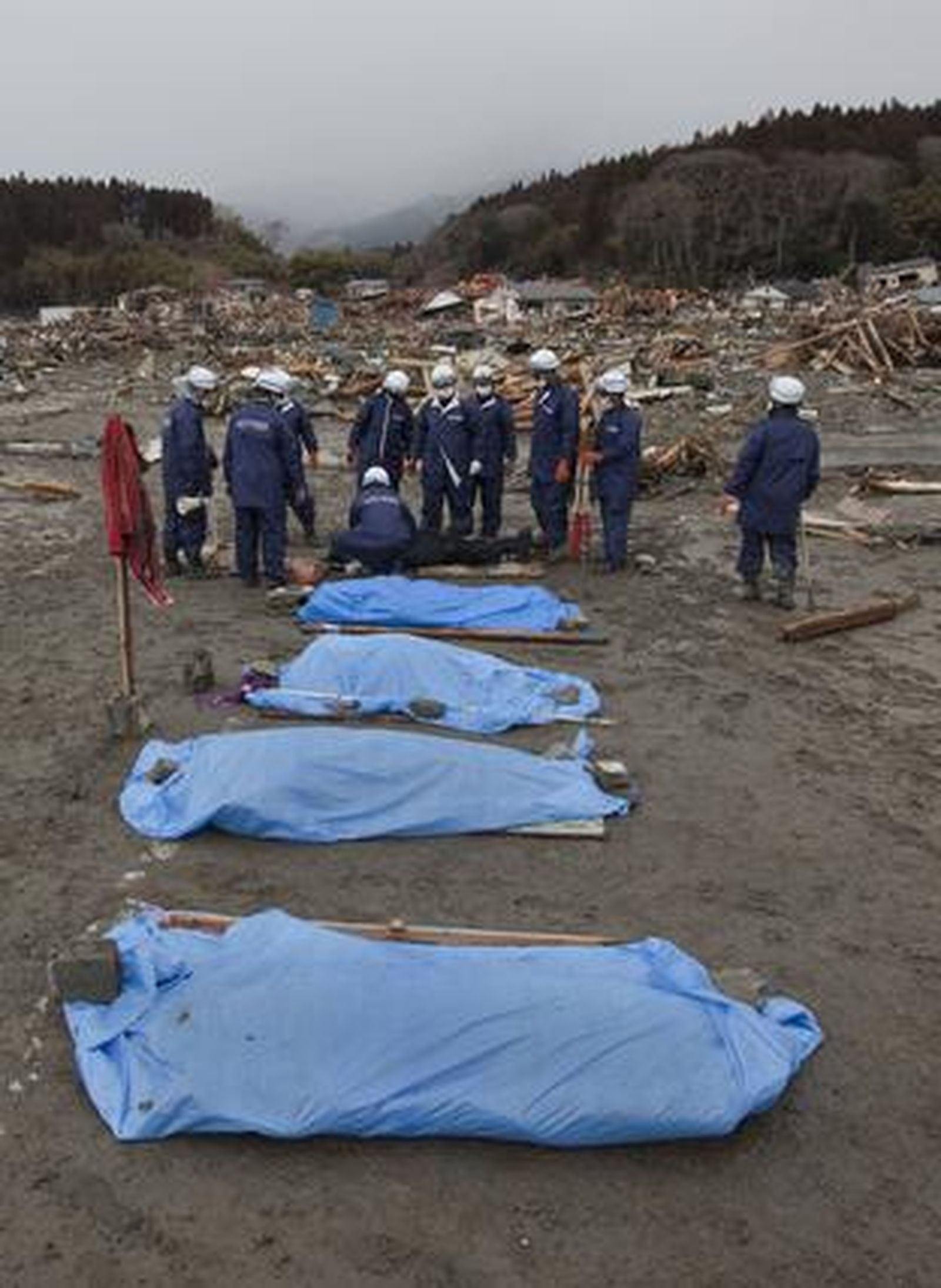 Labores de recuperación de cuerpos en la zona más castigada por el 'tsunami'.

Foto: reuters