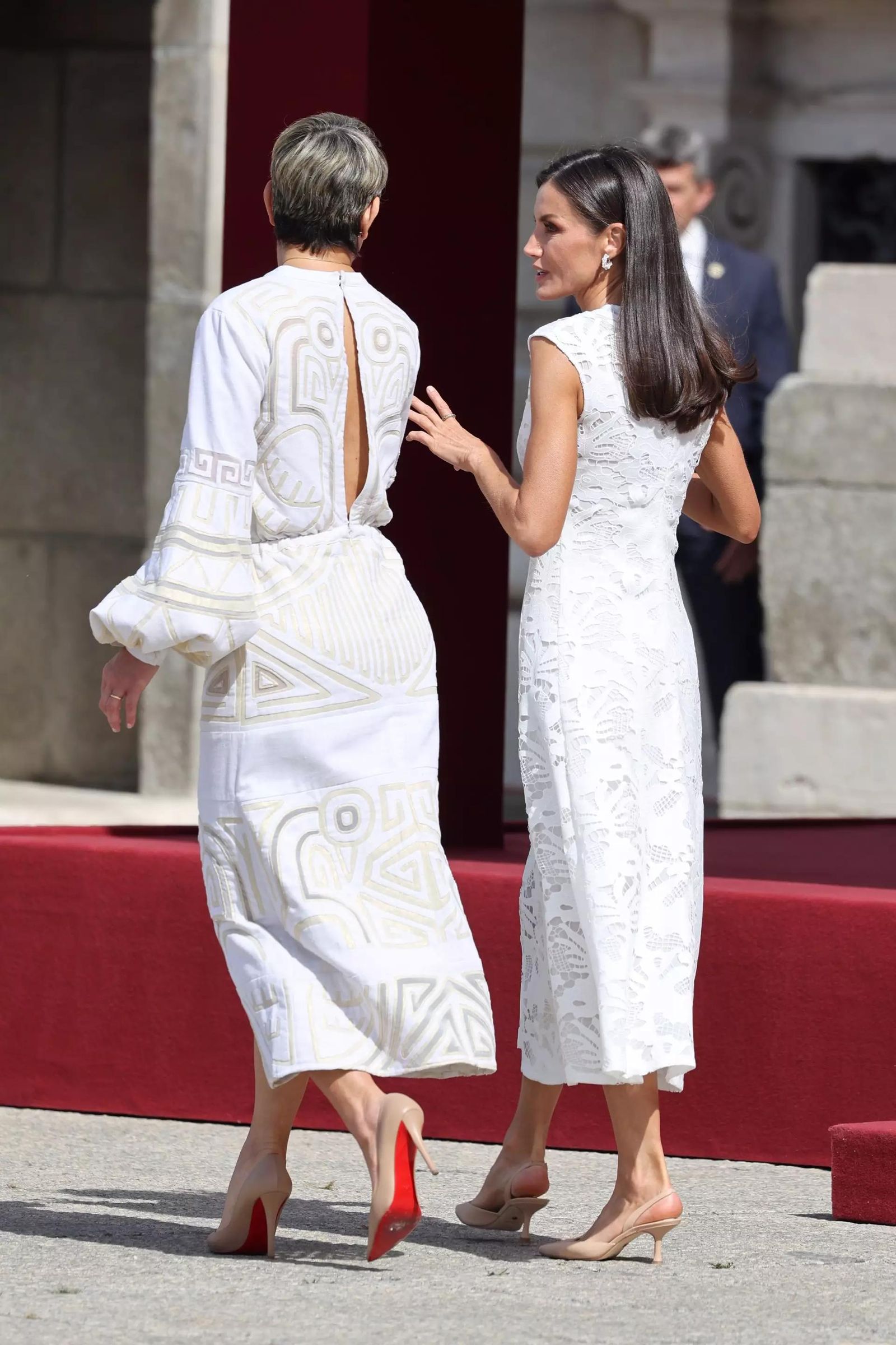 La Reina Letizia con vestido blanco de encajes.