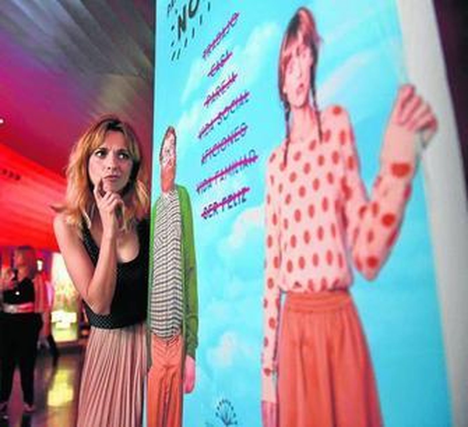 Leticia Dolera, fotografiada la pasada semana en una visita a Sevilla, junto al cartel de su película.