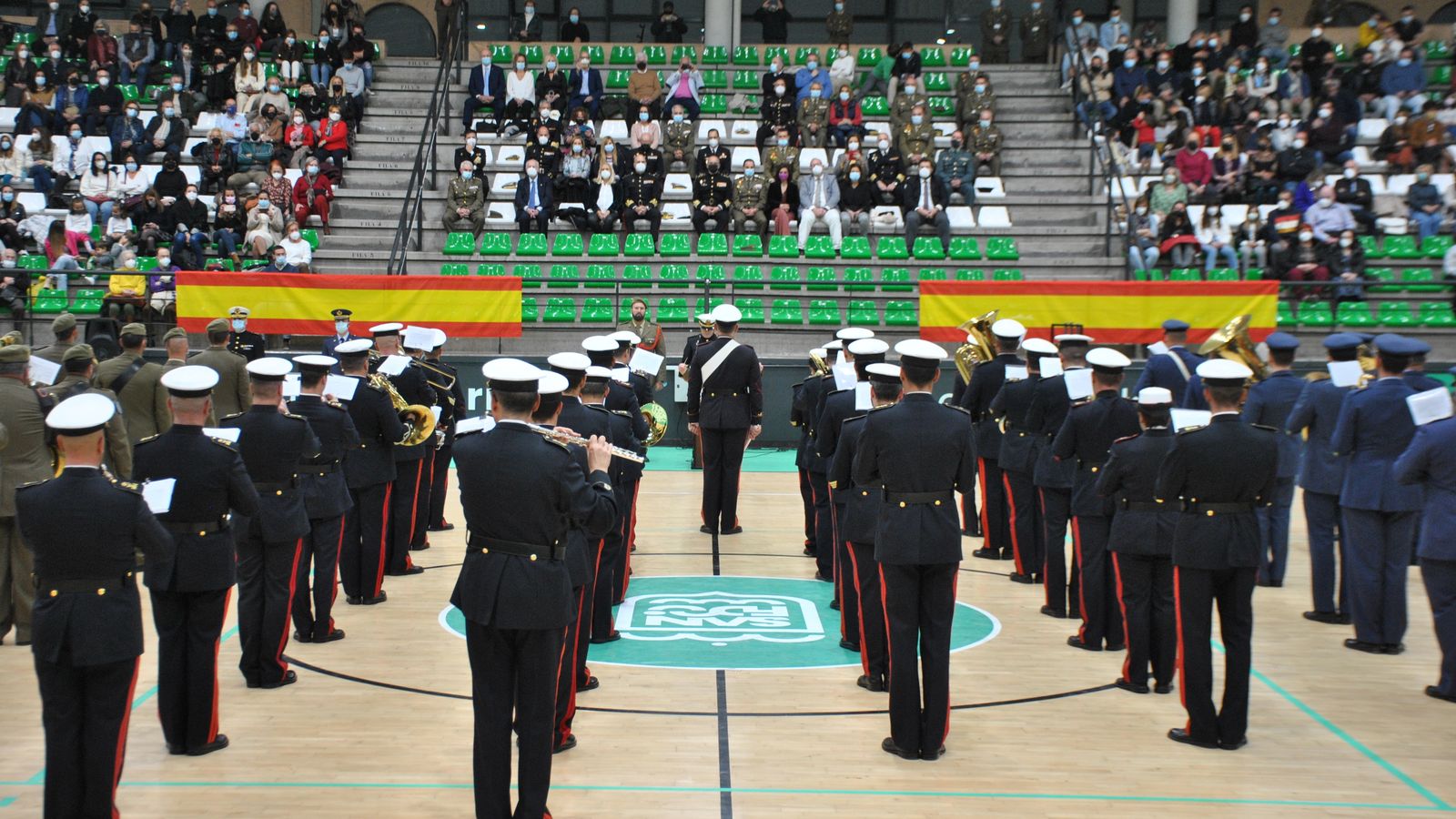 Asistentes al Encuentro de Músicas Militares en el pabellón de Bahía Sur.