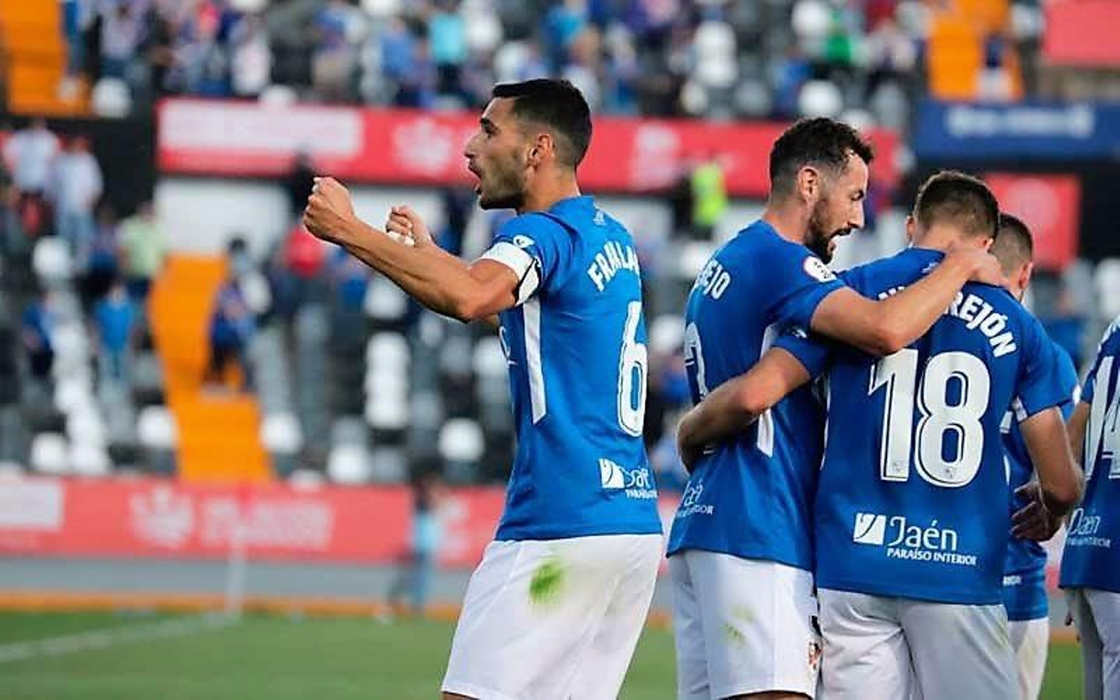 Fran Lara celebra un gol con la camiseta azulilla.
