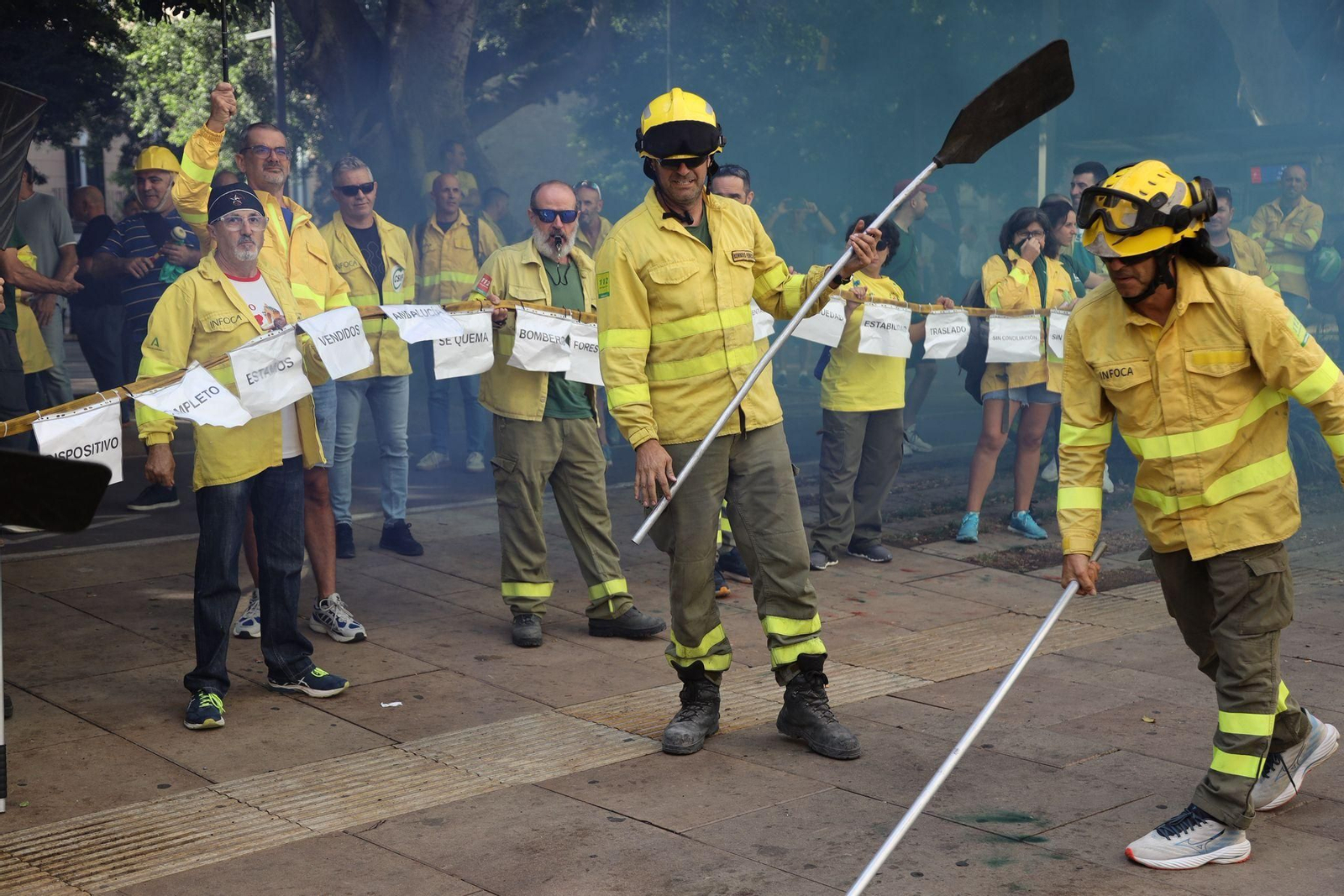 La protesta de los bomberos forestales del Infoca en Málaga, en imágenes