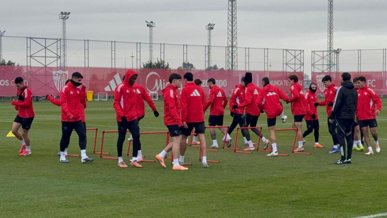 Los jugadores del Sevilla FC durante un entrenamiento en la Ciudad Deportiva