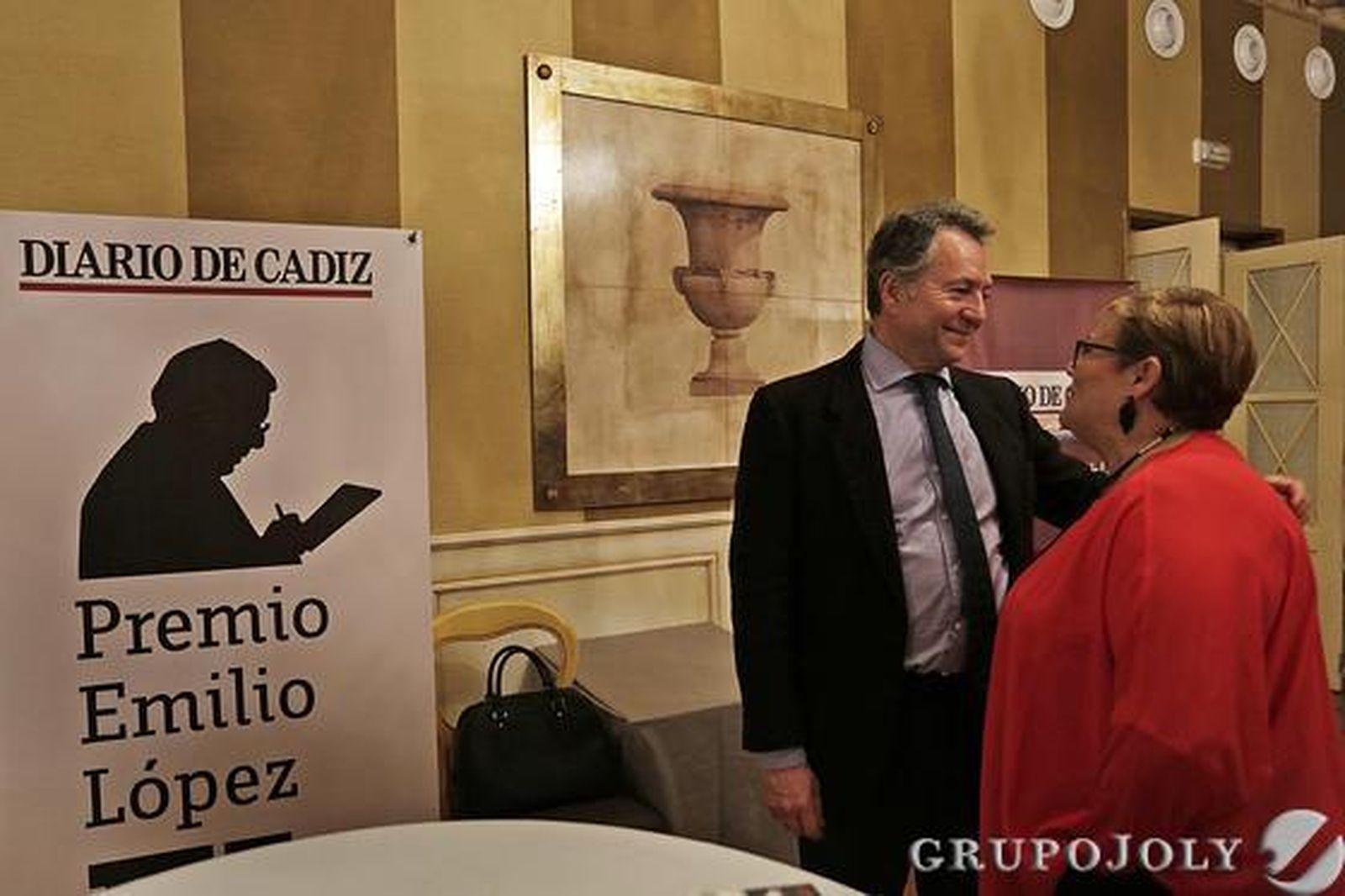 El editor de Diario de Cádiz, José Joly, conversa con Ascensión Vázquez, viuda de Emilio López.

Foto: Julio Gonzalez-Joaquin Pino-Fito Carreto