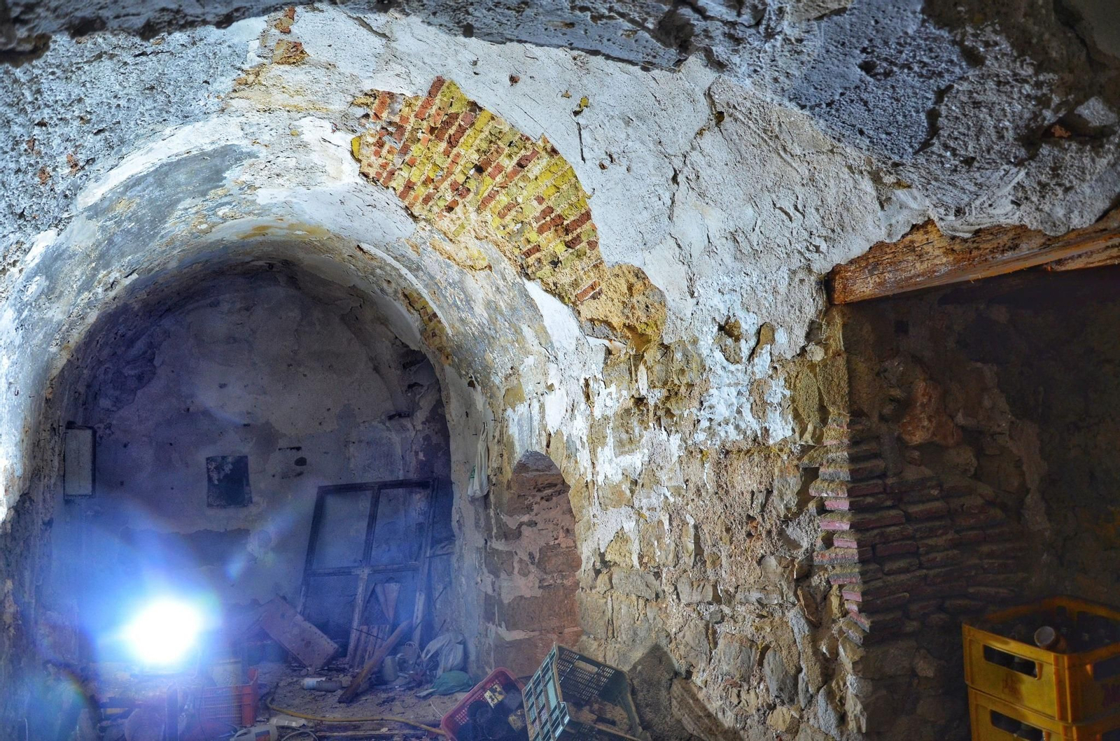 Restos de los Baños del Naranjo escondidos bajo la casa de la calle Vicario.