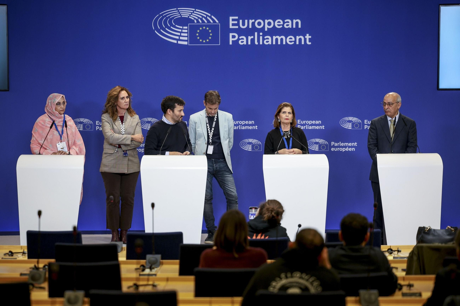 Omar Mansur, representante del Frente Polisario para la UE (derecha); Inés Miranda, presidenta de la Asociación Internacional de Juristas por el Sáhara; los eurodiputados Vicent Marzá, Jaume Asens y Estrella Galán, y Aminatou Haidar (izquierda). Omar Mansur, representante del Frente Polisario para la UE (derecha); Inés Miranda, presidenta de la Asociación Internacional de Juristas por el Sáhara; los eurodiputados Vicent Marzá, Jaume Asens y Estrella Galán, y Aminatou Haidar (izquierda).