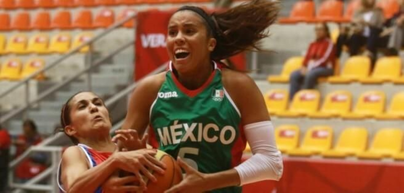 Ángela Rodríguez, con la selección de México. Ángela Rodríguez, con la selección de México.