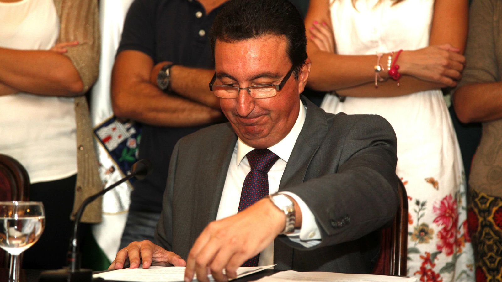 El exalcalde de Lepe, Manuel Andrés González el día que anunció su dimisión en el salón de Plenos del Ayuntamiento.