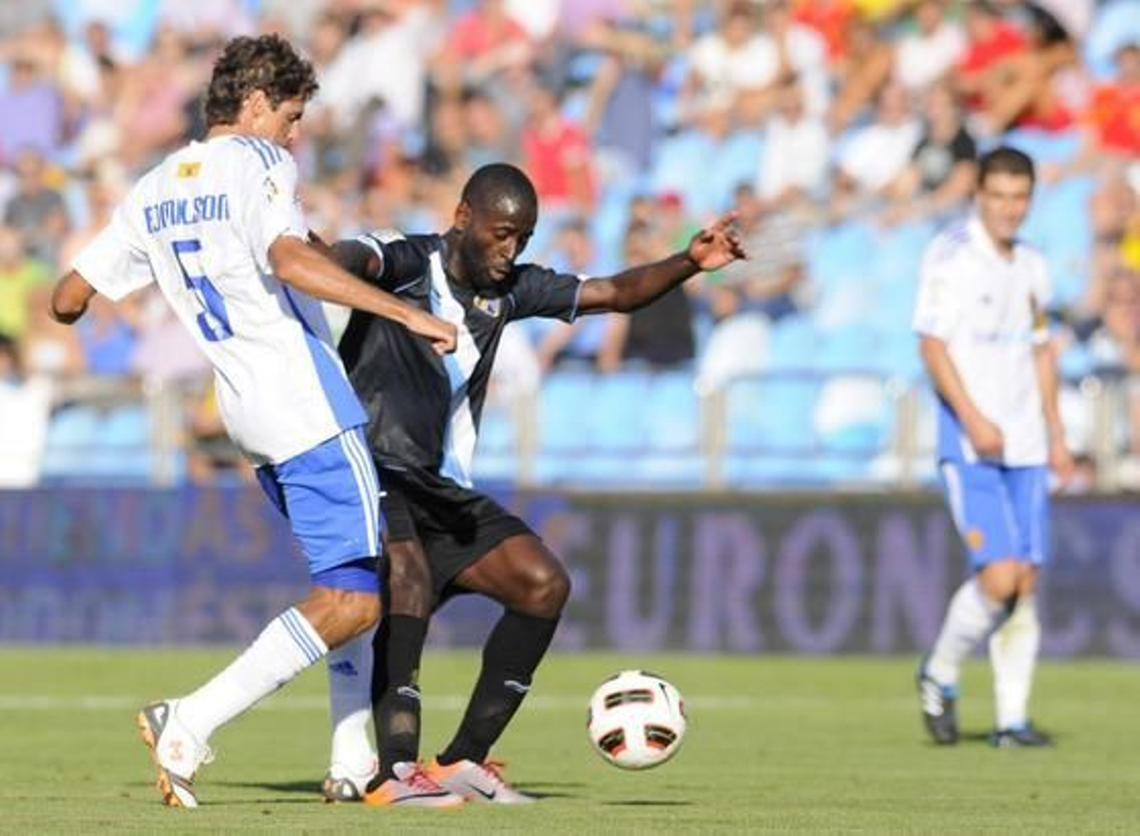 El equipo andaluz encontró un paraíso en La Romareda con un festín de goles y puntería ante un Zaragoza atónito por la velocidad de los blanquiazules.

Foto: Javier Cerbolla